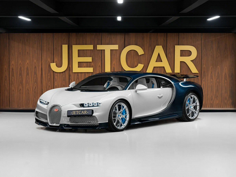 В Москве продают «живой» Bugatti Chiron: W16 с четырьмя турбинами, 1500 л.с. и уменьшенная копия машины — за 420 млн рублей